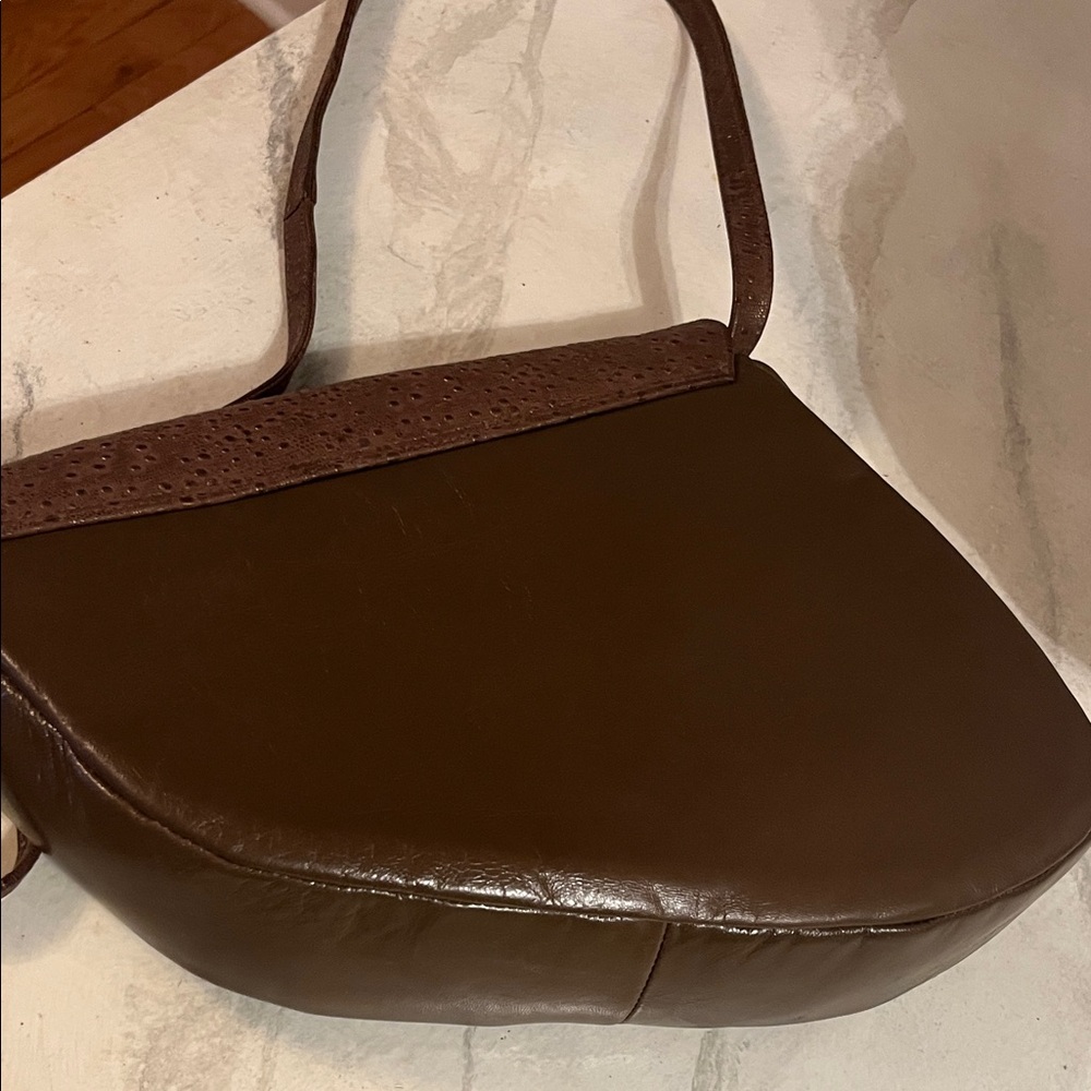 Stylish Brown Croc-Embossed Shoulder Bag - Picture 4 of 9